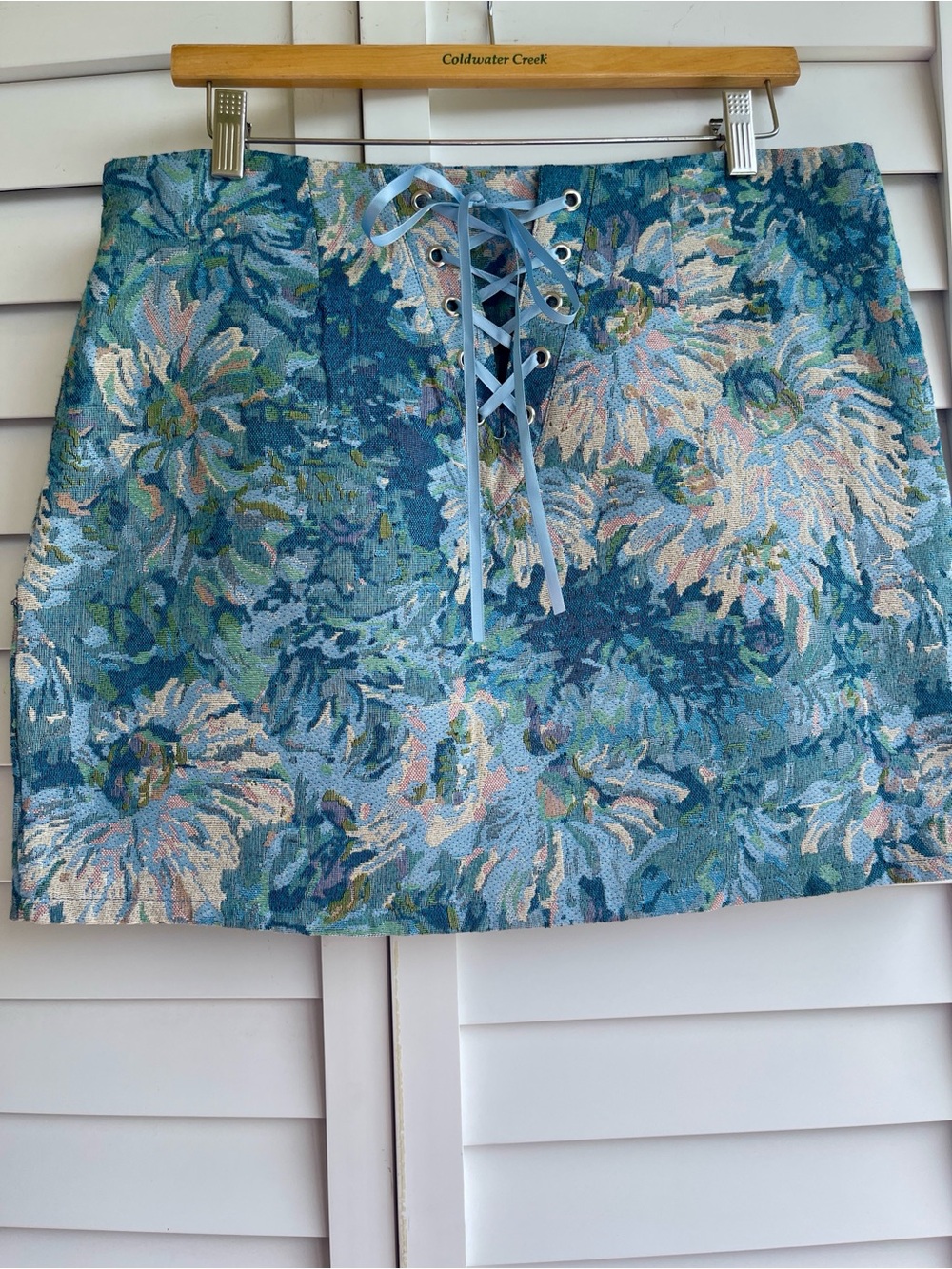 Steve Madden Blissful Blue Floral Brocade Lace-Up Back Mini Skirt Size L NWT - Picture 3 of 16